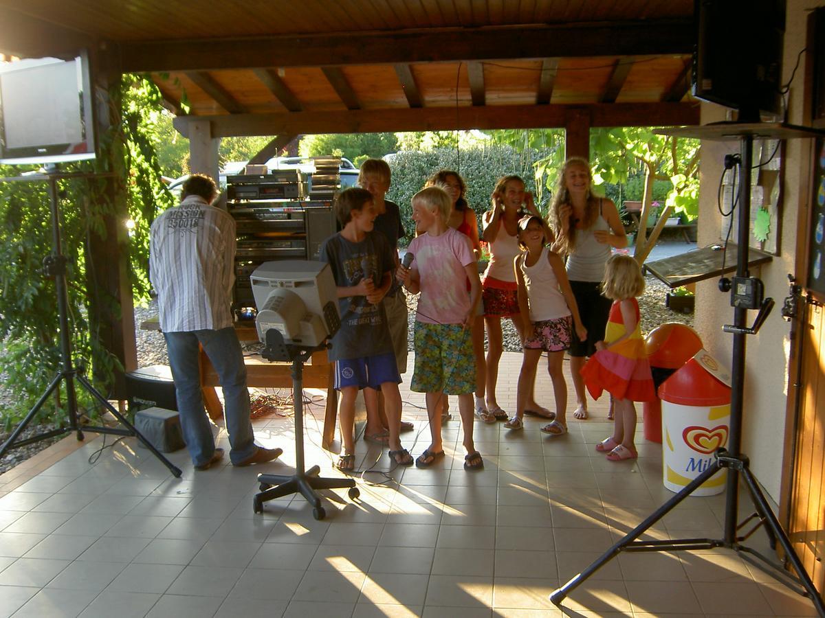 Camping Fontaine Du Roc Casa de hóspedes Devillac Exterior foto