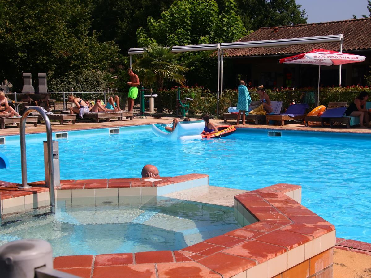 Camping Fontaine Du Roc Casa de hóspedes Devillac Exterior foto